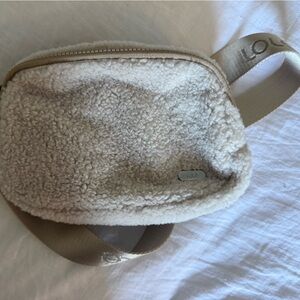 Lole Cream and Tan Sherpa Bag